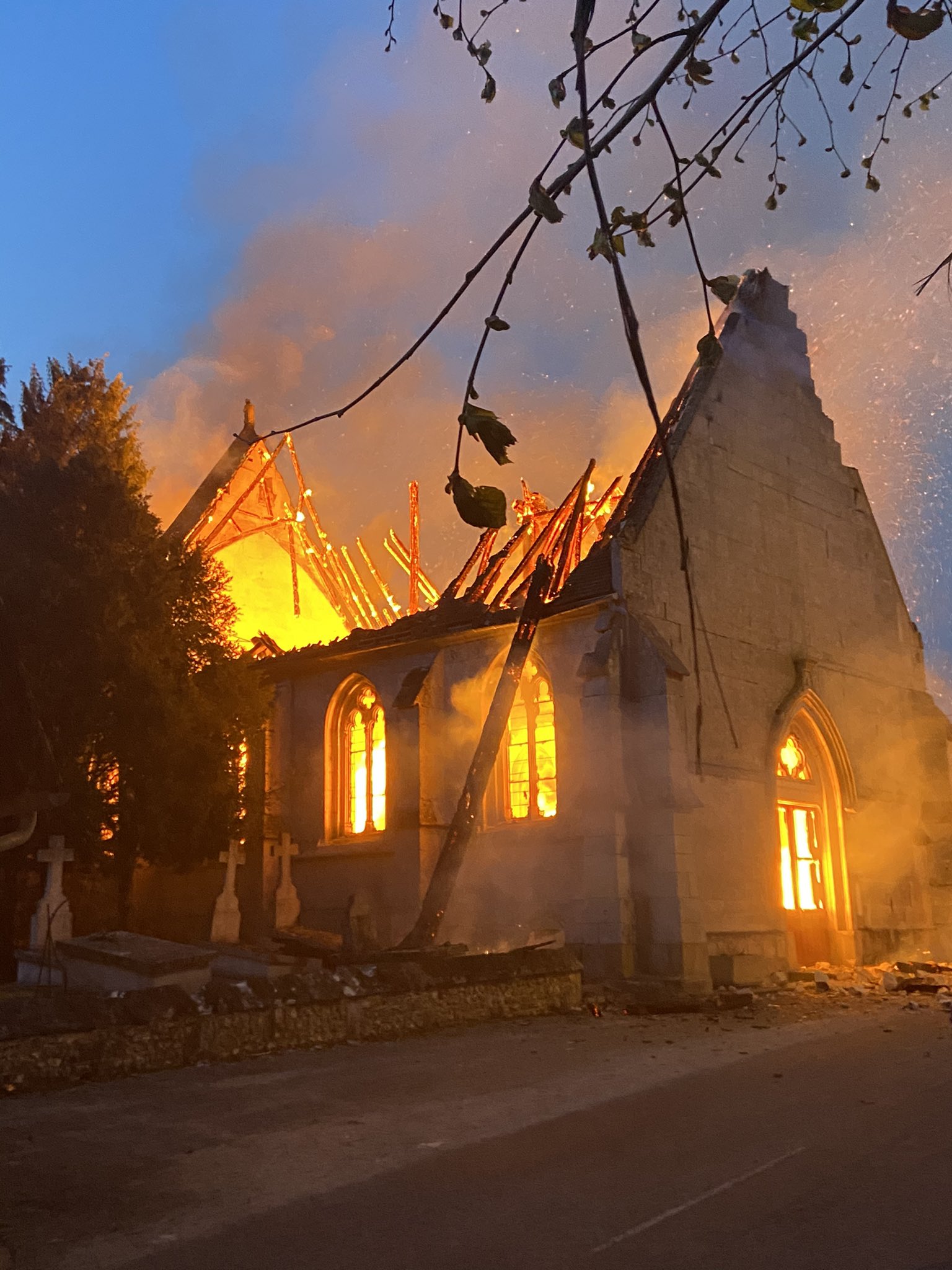 Igreja na França recupera torre sineira quatro anos após incêndio devastador