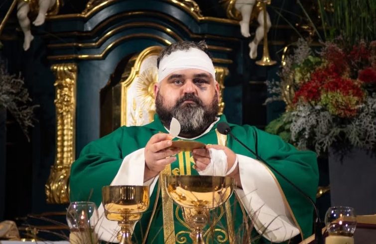 Padre ferido em ataque na Polônia volta a celebrar Missa e perdoa agressor: «Não respondamos ao mal