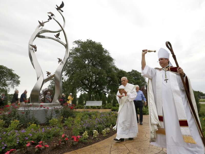 Arquidiocese de Chicago inaugura memorial para vítimas de suicídio e afirma que 'estão com Deus, não