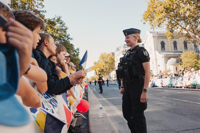Multidão imensa e respeitosa nas Champs-Élysées para a missa do Papa Leão XIV