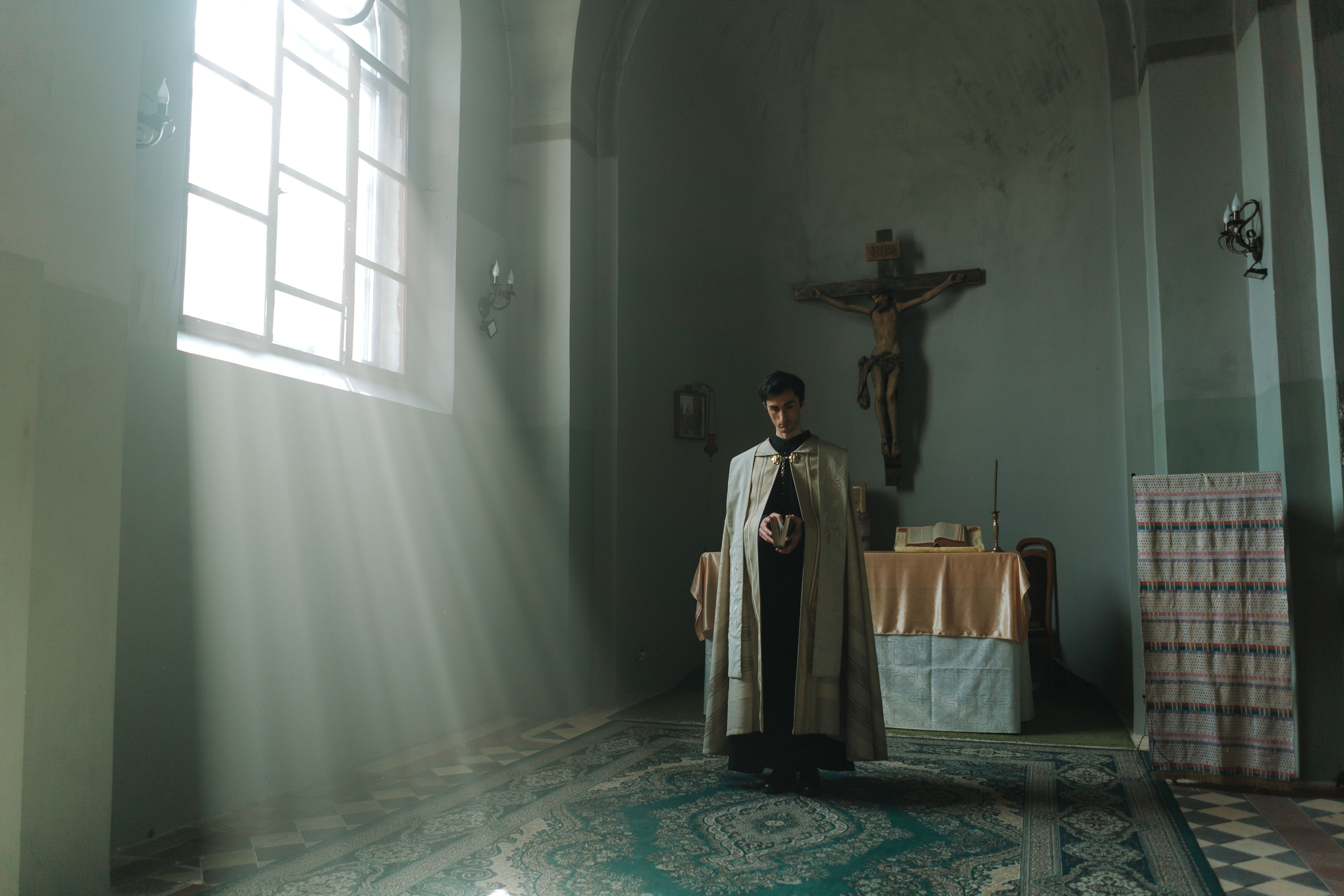 Objeções do padre Fessio às acólitas e leitoras: uma análise crítica