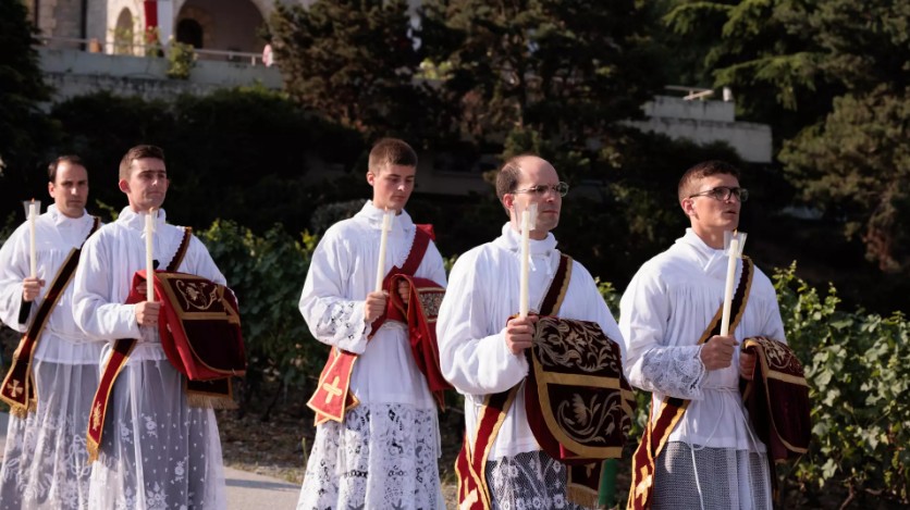 Ordenações 2026: 5 novos sacerdotes e 3 diáconos em Ecône
