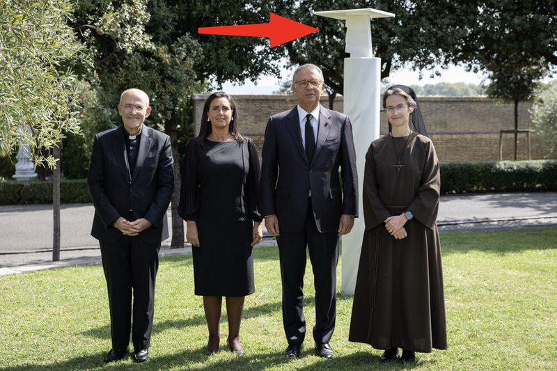 Nova escultura 'Encontro' é instalada nos Jardins do Vaticano e não surpreende