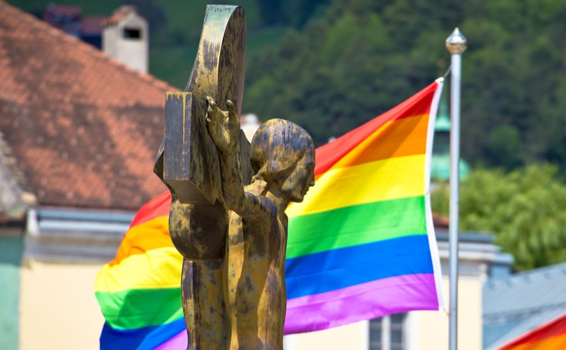 Paróquia pró-LGBT ataca ministério que ajuda pessoas com atração pelo mesmo sexo a viver castamente