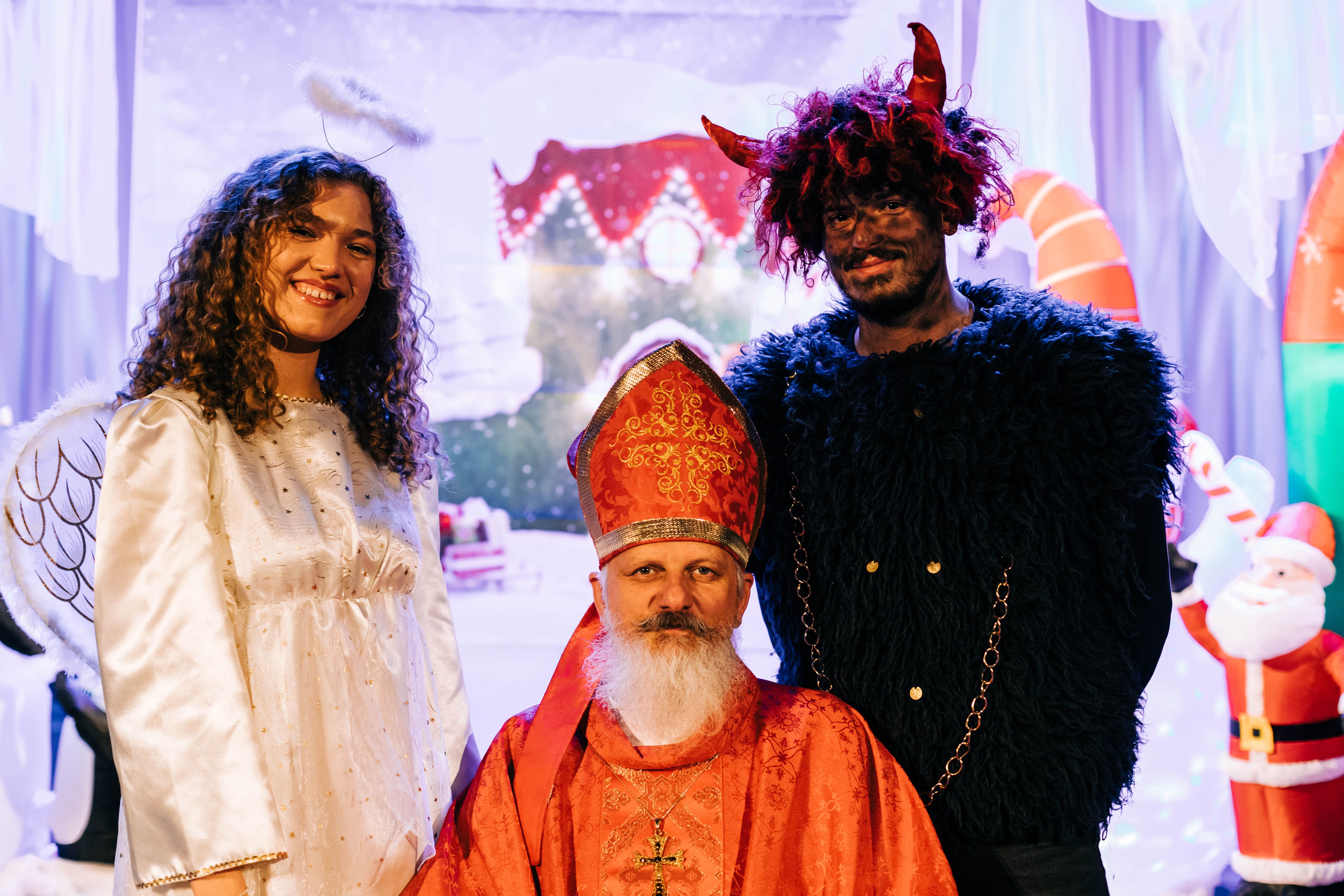 Profanação do sagrado: falso 'bispo' satânico sobe ao palco do Hellfest 2026