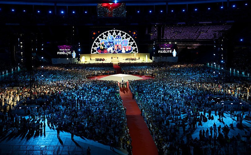 ASSISTA: 80.000 jovens católicos franceses cantam a Salve Regina em latim com o Papa Leão XIV