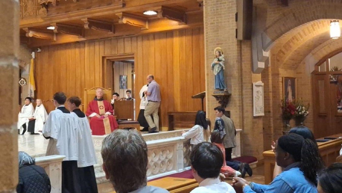 Família recorre ao Vaticano após ser privada da Comunhão por comungar de joelhos em Charlotte