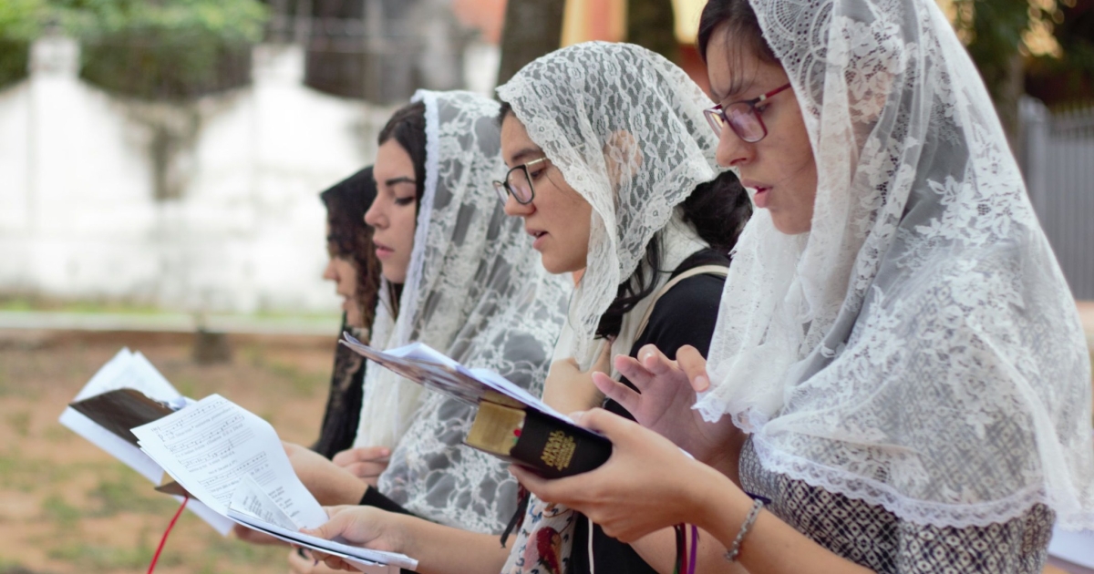 O Véu Feminino na Missa: Tradição Milenar e Abandono Pós-Conciliar