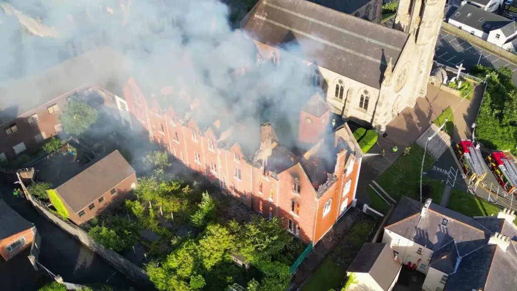Incêndio criminoso destrói antigo convento ao lado da igreja de São Patrício na Irlanda do Norte