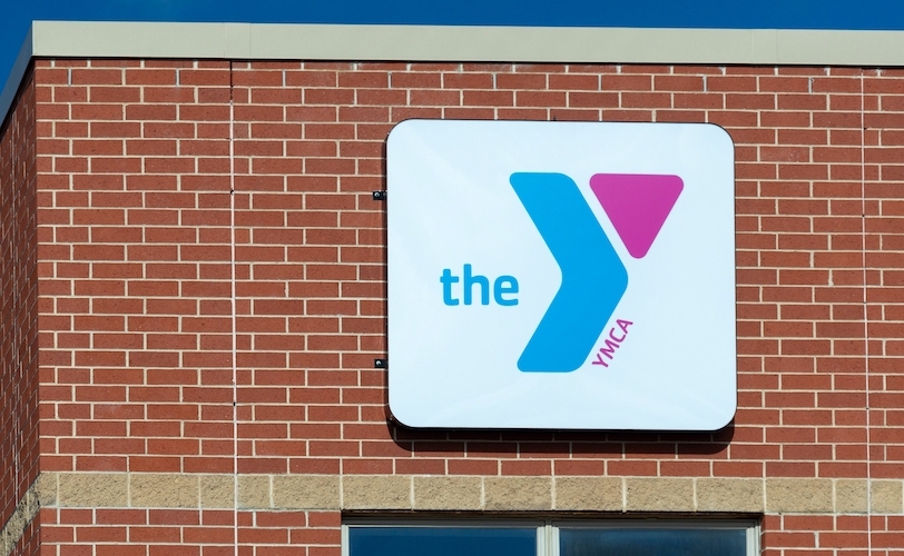 YMCA abandona compromisso de 'identidade de gênero' após alerta de pais sobre políticas pró-transgên