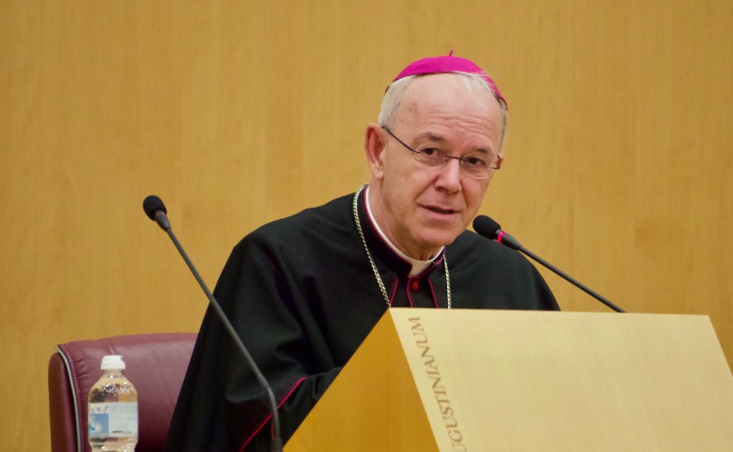 Bispo Schneider: Amoris Laetitia 'deve ser corrigida' e é 'ataque direto' à Eucaristia