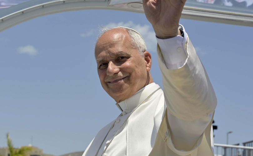 "Papa" Leão XIV acolhe migrantes na Europa enquanto Vaticano mantém fronteiras fortificadas