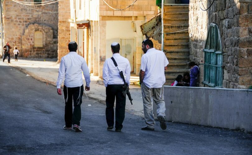 Colonos israelenses incendeiam cidade cristã de Taybeh na Cisjordânia