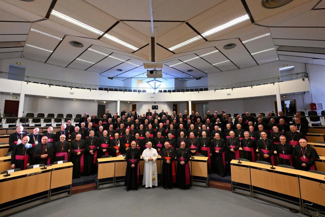 León XIV aos bispos franceses: defender a voz pública da Igreja e a identidade da escola católica
