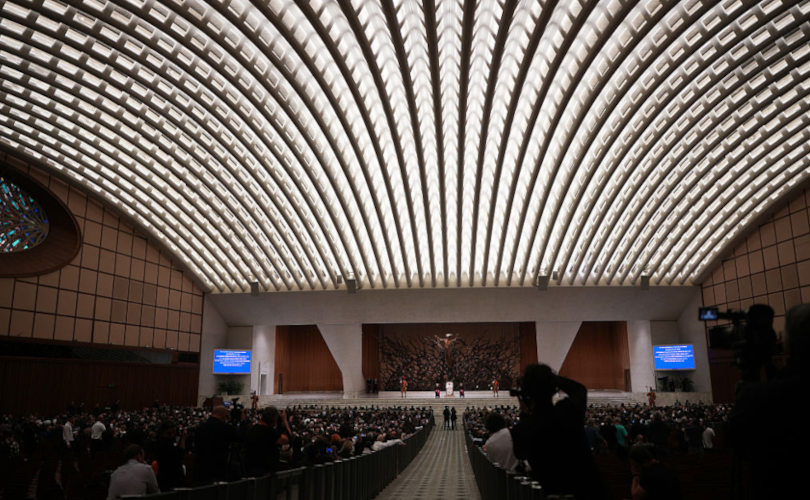 Cardeal trai a família natural em cúpula sobre Amoris Laetitia