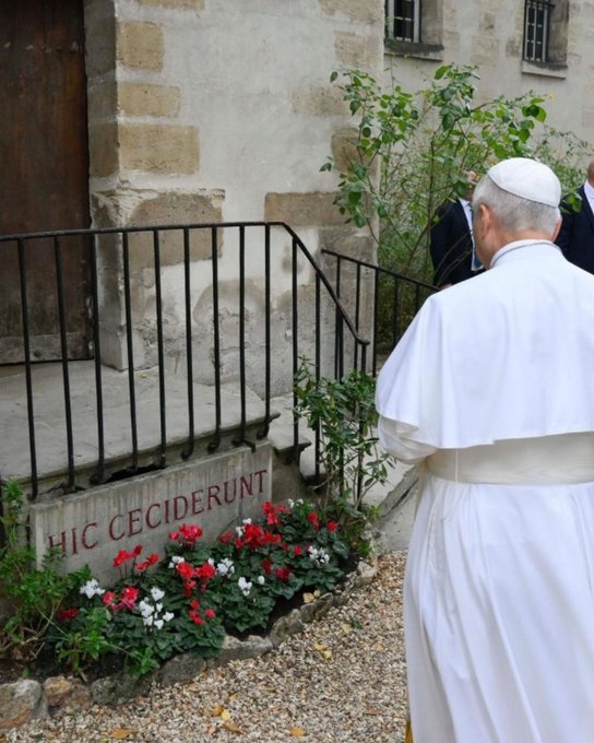 Papa Leão XIV reza no local do massacre dos sacerdotes no mosteiro dos Carmelitas durante a Revoluçã