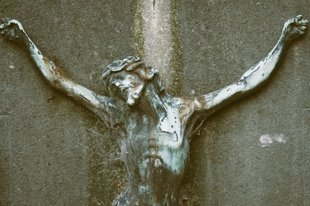 Violência contra cristãos na França cresce 9% em 2025, alerta observatório europeu