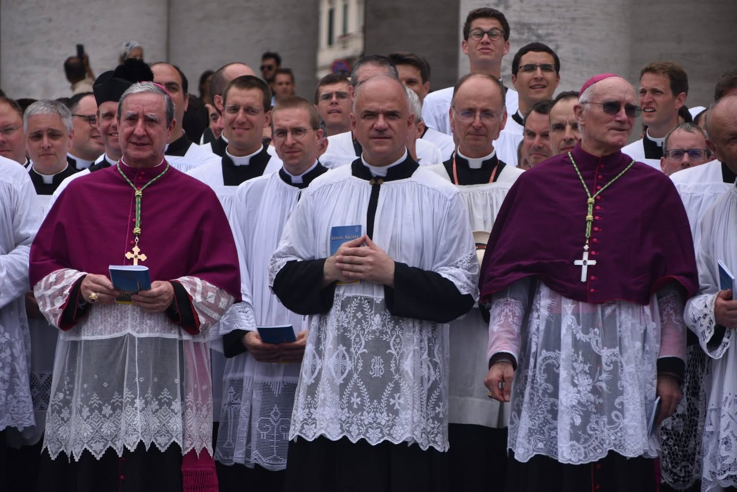 Bispo Schneider questiona validade das ordens da FSSPX: análise teológica