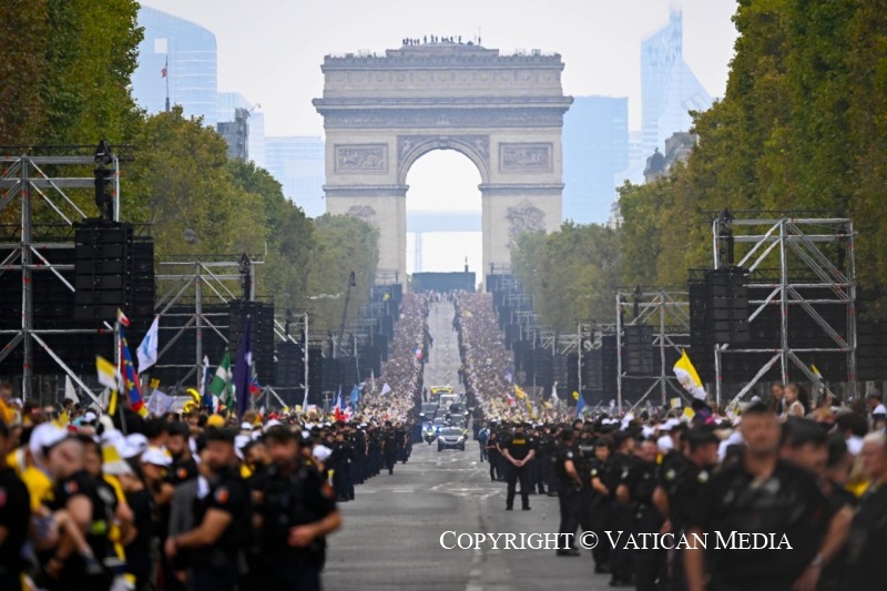 Do pé da guilhotina, Leão XIV convida a França a se reconstruir sobre suas raízes de fé