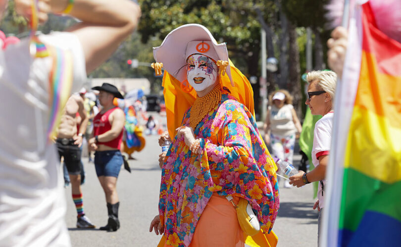 Vídeo obsceno mostra drag queens zombando de freiras católicas em evento 'pride' em Los Angeles