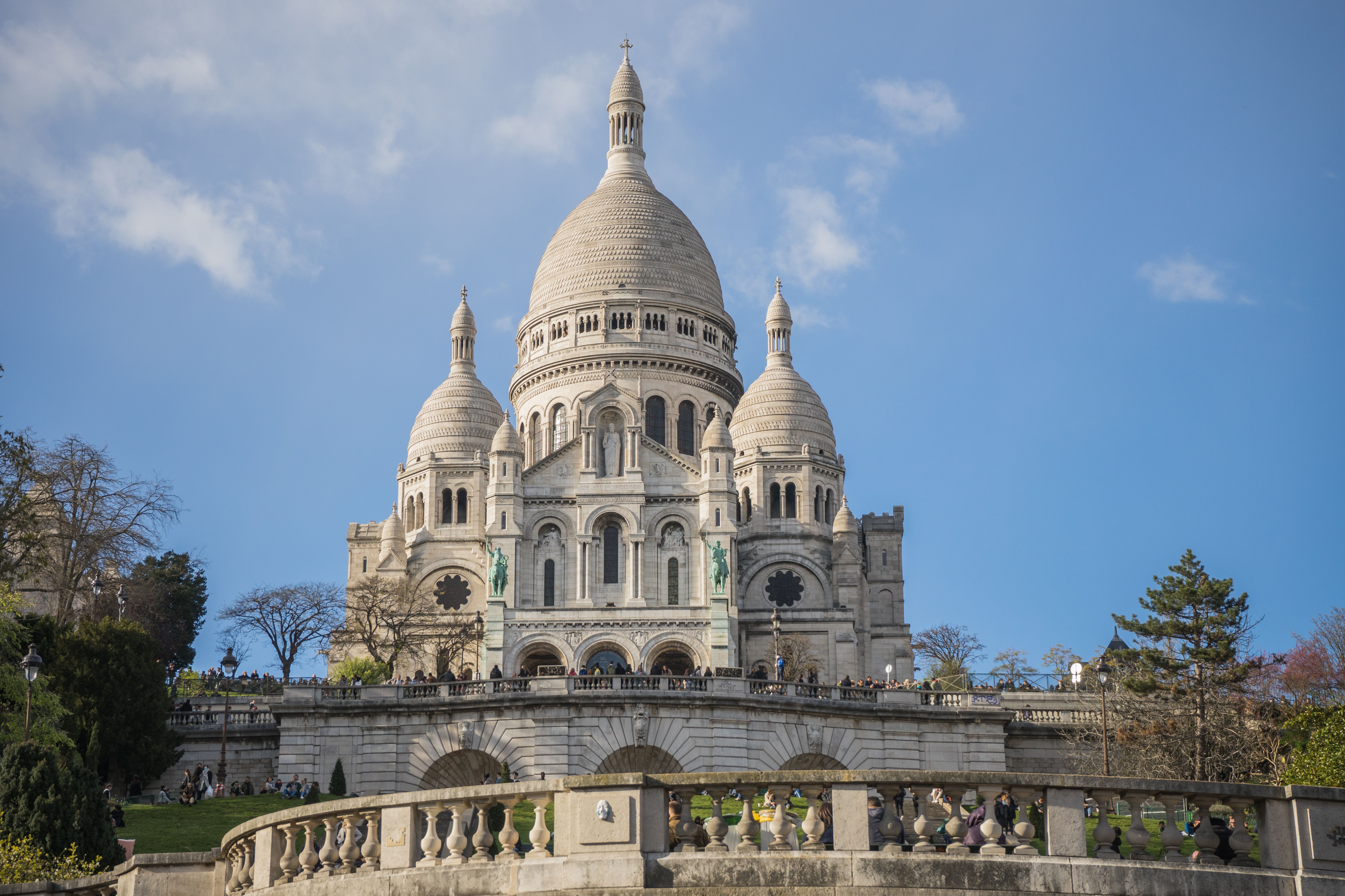 Paris: Faixa Dirigida a Leão XIV em Apoio à FSSPX é Exibida na Cidade