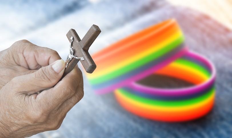 Sobrevivente de abuso clerical confronta bispo sobre homossexual em cargo paroquial
