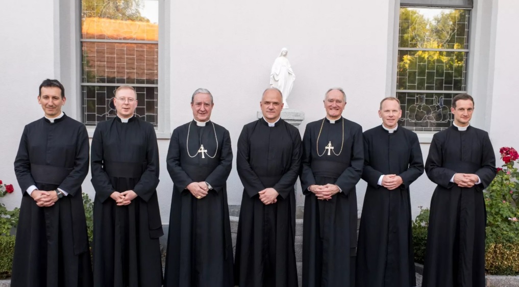 Brasões e lemas dos futuros bispos da FSSPX são revelados antes das consagrações de 1º de julho