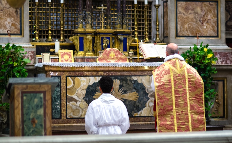 Missa Tradicional em Latim é Celebrada na Basílica de São Pedro na Festa de São Miguel