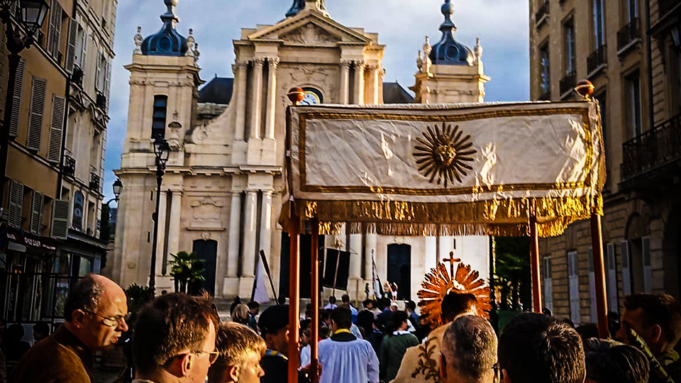 Procissão de Corpus Christi em Versalhes: um testemunho da realeza de Cristo