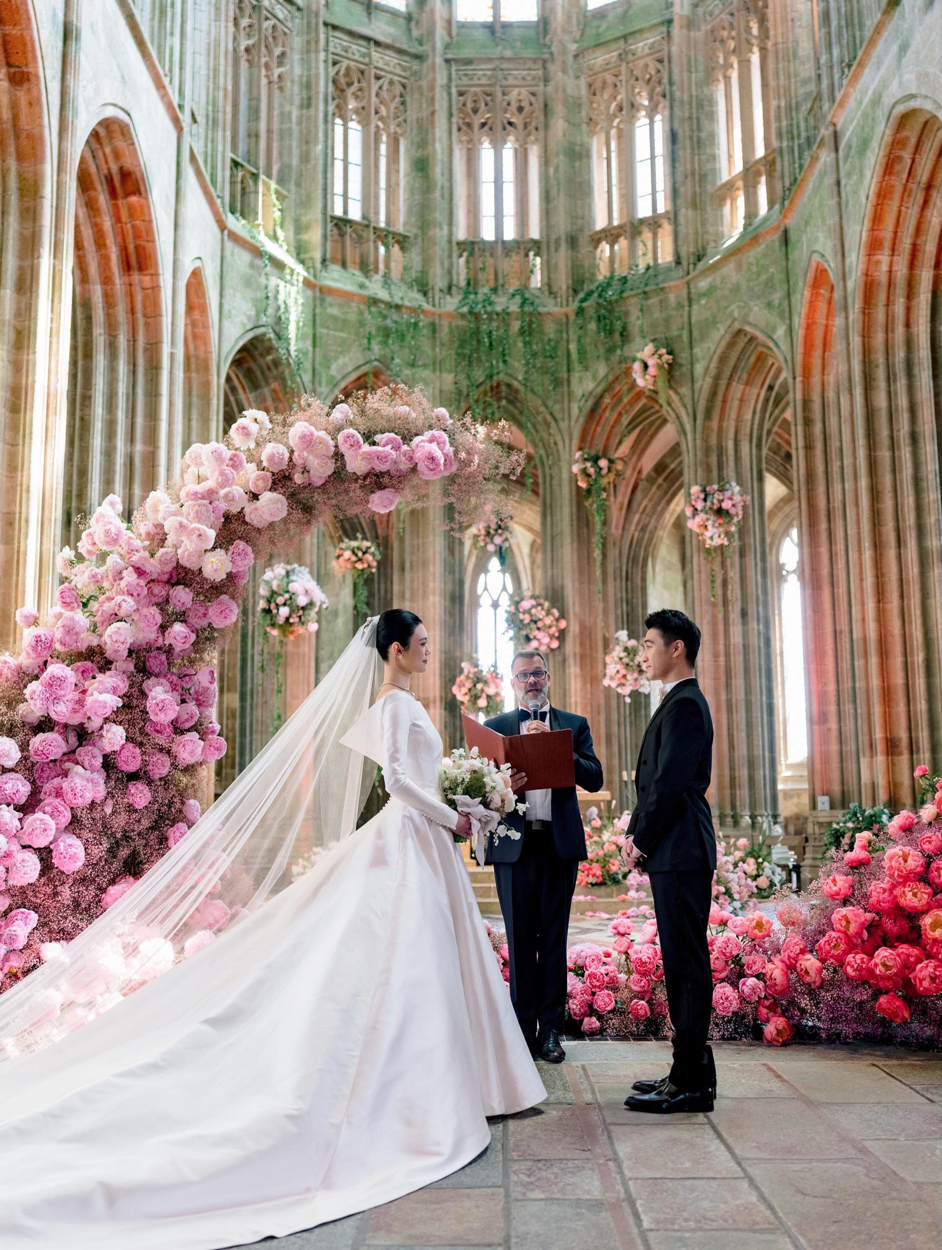 Mania de dinheiro: casamento laico profana a abadia do Mont-Saint-Michel